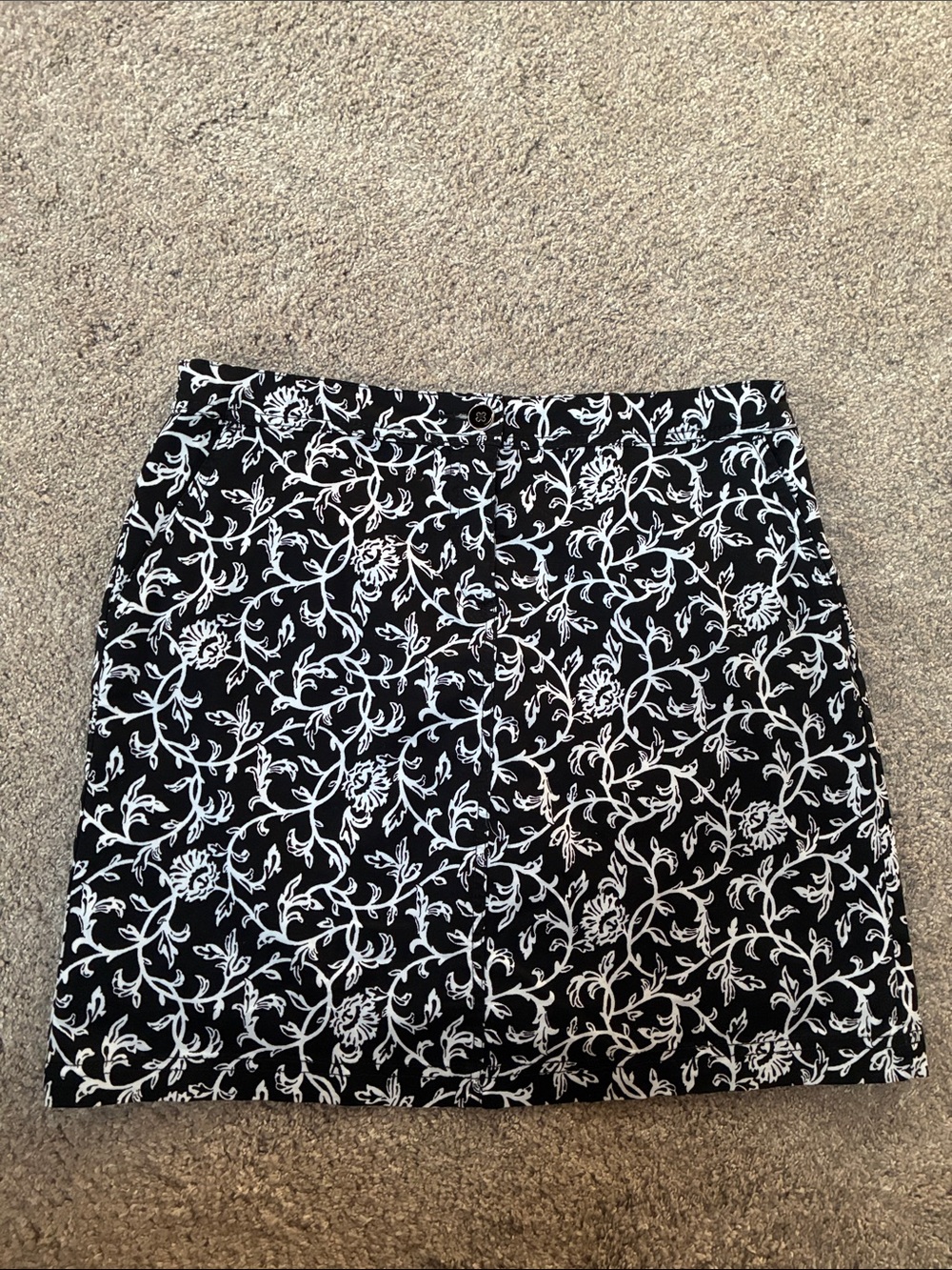 Karen Scott Black and White Floral Skort size 10